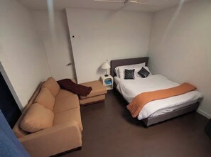 Tabla de planchar con plancha, wifi y ropa de cama 