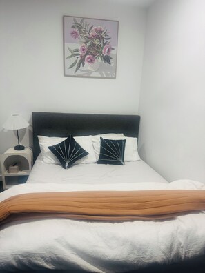 Tabla de planchar con plancha, wifi y ropa de cama 