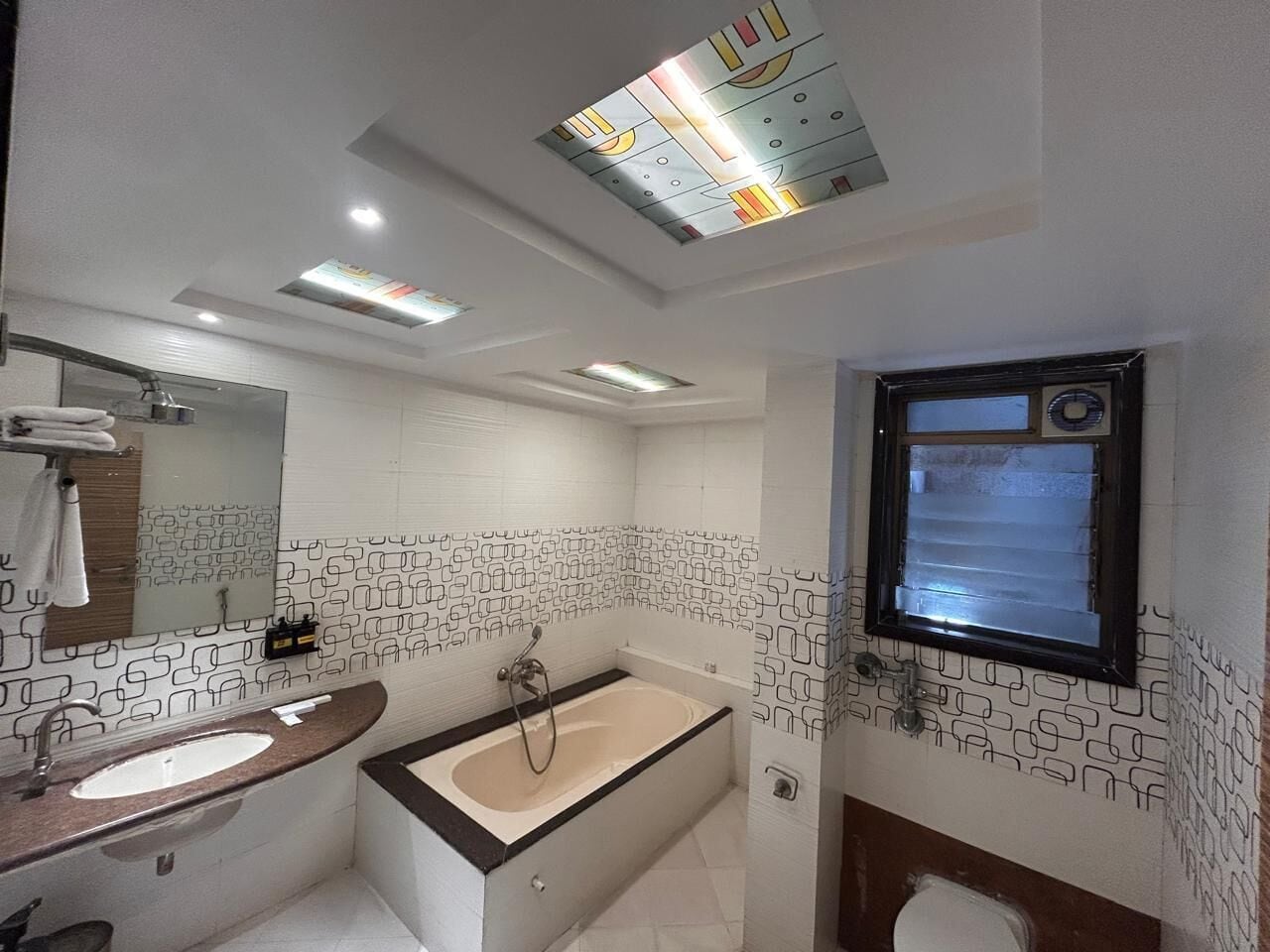デラックス ルーム | バスルーム | タオル、トイレットペーパー