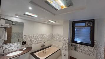 デラックス ルーム | バスルーム | タオル、トイレットペーパー
