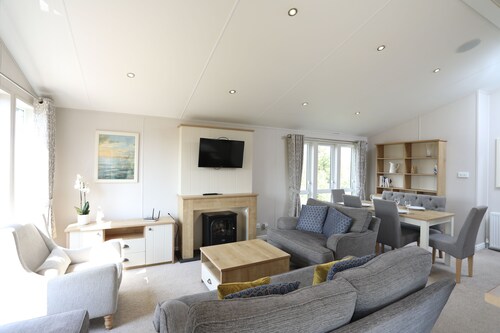 Cosy Dreams Lodge is a modern three-bedroom holiday lodge