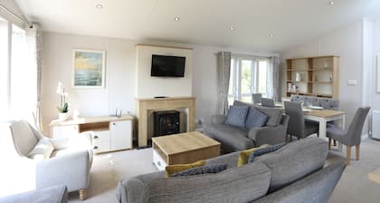 Cosy Dreams Lodge is a modern three-bedroom holiday lodge