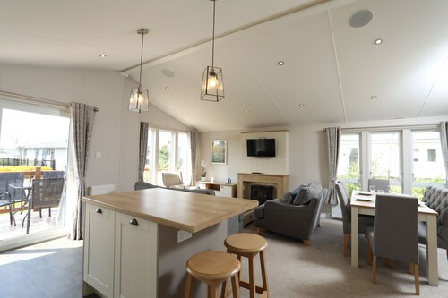 Cosy Dreams Lodge is a modern three-bedroom holiday lodge