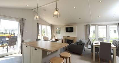 Cosy Dreams Lodge is a modern three-bedroom holiday lodge