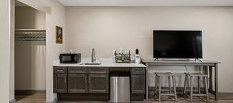 Sullivan Trail Inn and Suites
