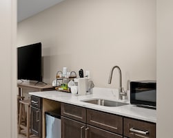 Single Room | Private kitchen | Mini-fridge, microwave