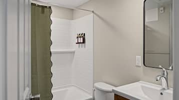 Single Room | Bathroom | Combined shower/bathtub, hair dryer, towels, soap