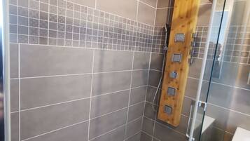 Douche, serviettes fournies