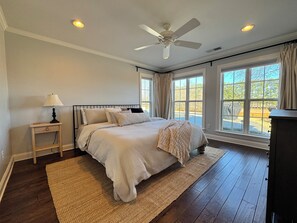 4 Schlafzimmer, Schreibtisch, Bügeleisen/Bügelbrett, WLAN