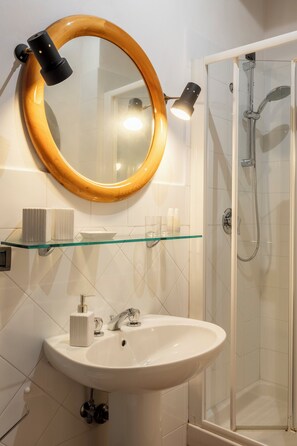 Bruser, boblebadekar, hårtørrer, bidet