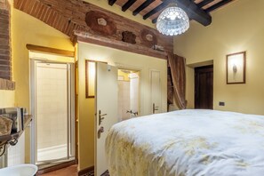 Iron/ironing board, WiFi, bed sheets - Vrbo Property (Colle di Buggiano)