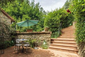 Outdoor dining - Vrbo Property (Colle di Buggiano)