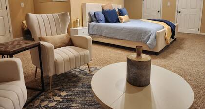 River House with dock & boat slip, perfect for Alabama & Mississippi game days