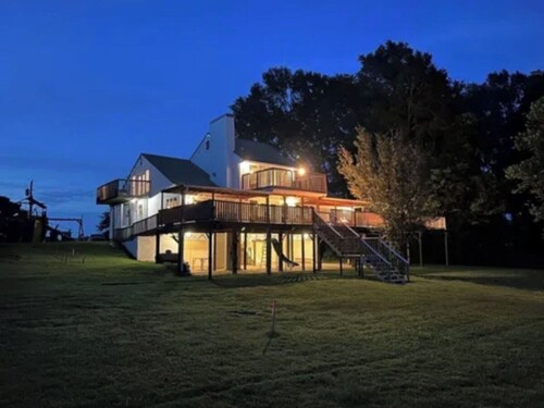River House with dock & boat slip, perfect for Alabama & Mississippi game days