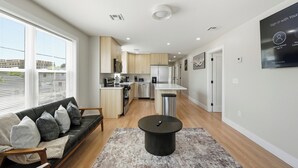 Eine moderne Wohnung mit Küche, Essbereich und Wohnzimmer.