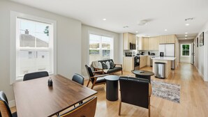 Eine moderne Wohnung mit Essbereich, Küche und Wohnraum.