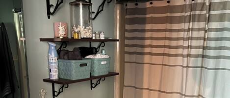Ein Badezimmer mit Toilette, Waschbecken und Duschvorhang.