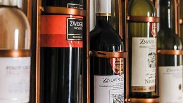 Un porte-bouteilles contenant plusieurs bouteilles de vin.