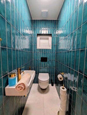Deluxe Apartment, City View | Bathroom | Shower, rainfall showerhead, hair dryer, towels - Apartments Masaryk (Český Krumlov)
