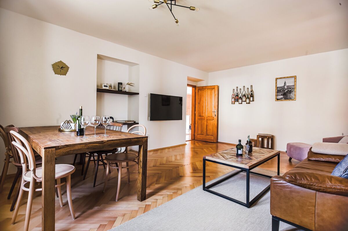 Apartamento, 3 habitaciones, vistas al jardín | Zona de estar | Smart TV de 55 pulgadas con canales digitales, además de Netflix, libros