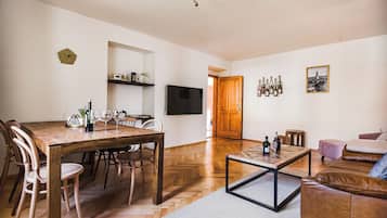 Apartamento, 3 habitaciones, vistas al jardín | Zona de estar | Smart TV de 55 pulgadas con canales digitales, además de Netflix, libros