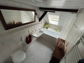 Een haardroger, een bidet, handdoeken, zeep
