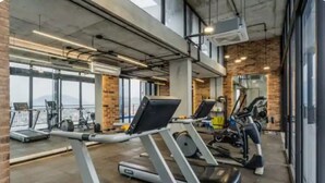 Ein Fitnessstudio mit Laufbändern, Ergometer und Rudergerät.