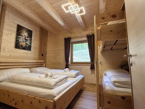 Tabla de planchar con plancha, wifi y ropa de cama