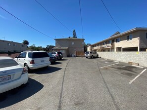 Property grounds - Bike to beach. Walk to SMC. Tranquil 2-bedroom apart near shops (Santa Monica)