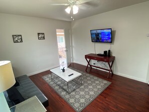 Living area - Bike to beach. Walk to SMC. Tranquil 2-bedroom apart near shops (Santa Monica)
