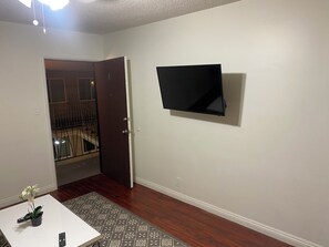 Interior - Bike to beach. Walk to SMC. Tranquil 2-bedroom apart near shops (Santa Monica)