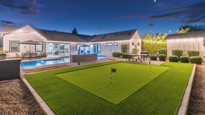 A residential property with a swimming pool, a well-maintained lawn, and a patio area. - Phoenix Arcadia Signature - Pool, Jukebox, Firepit, Ping Pong & 5m to Old Twn (Phoenix)