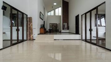 Villa | Lobby