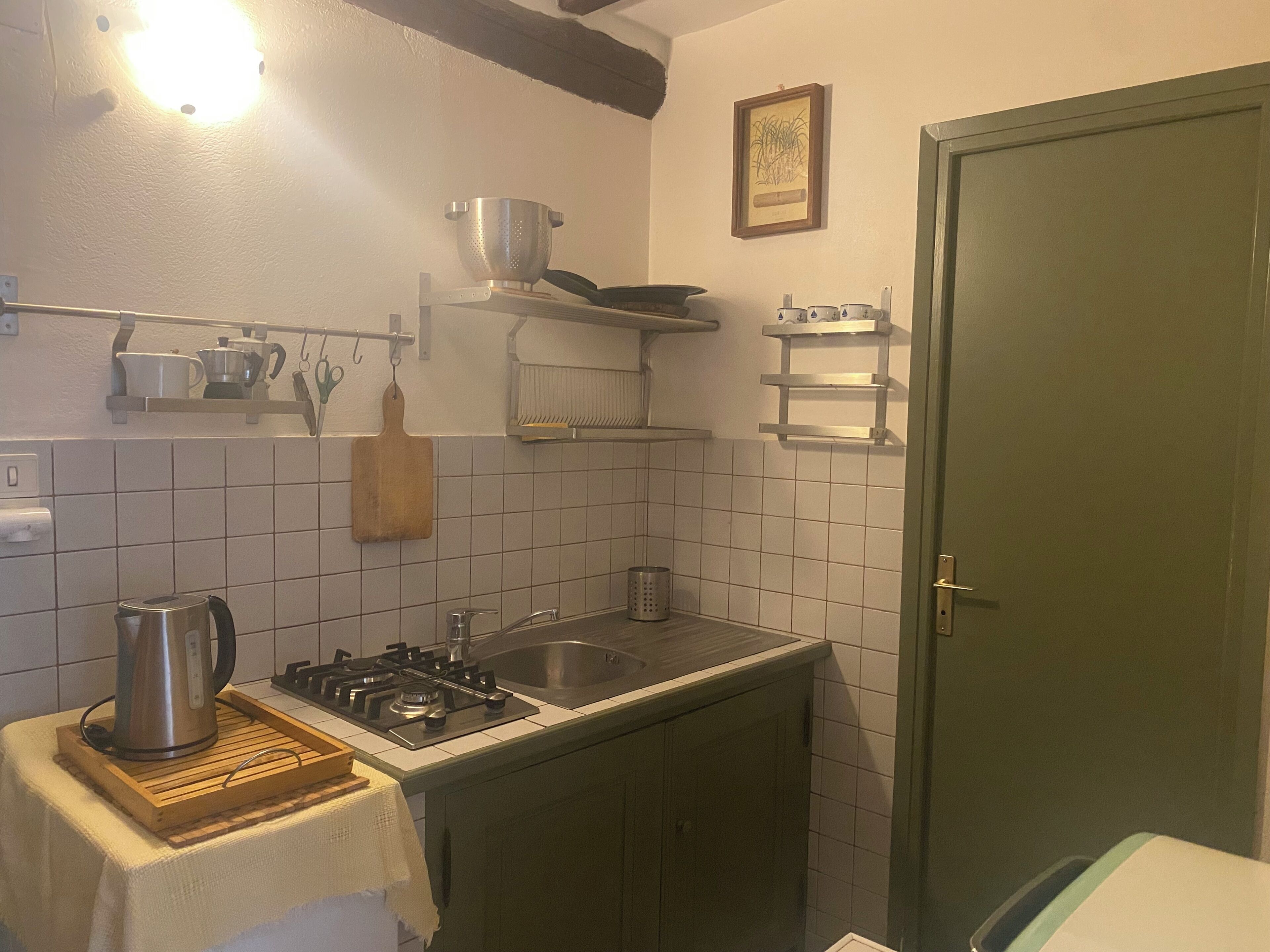 Coffee/tea maker, fridge, oven, stovetop
