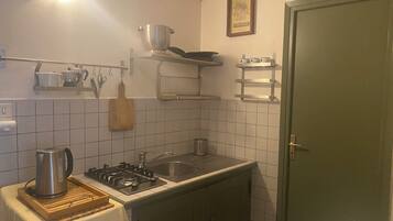 Coffee/tea maker, fridge, oven, stovetop