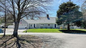 Exterior - 1 mile from Main Street and 1.5 miles to Falmouth Heights Beach. (Falmouth)