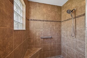 Dusche, Handtücher, Toilettenpapier