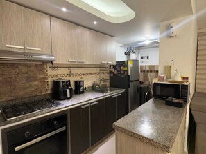 Comfort Apartment, Garden View | Private kitchen | Oven, rice cooker, blender, freezer - inmobiliaria y constructra adis sas (Cali)