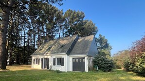 A single-story building with a sloped roof, a garage, and a well-maintained lawn. - House in Penestin, located 350 m from the beach (Penestin)