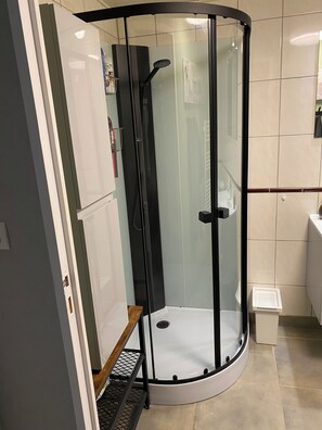 Dusche, Haartrockner, Handtücher, Seife