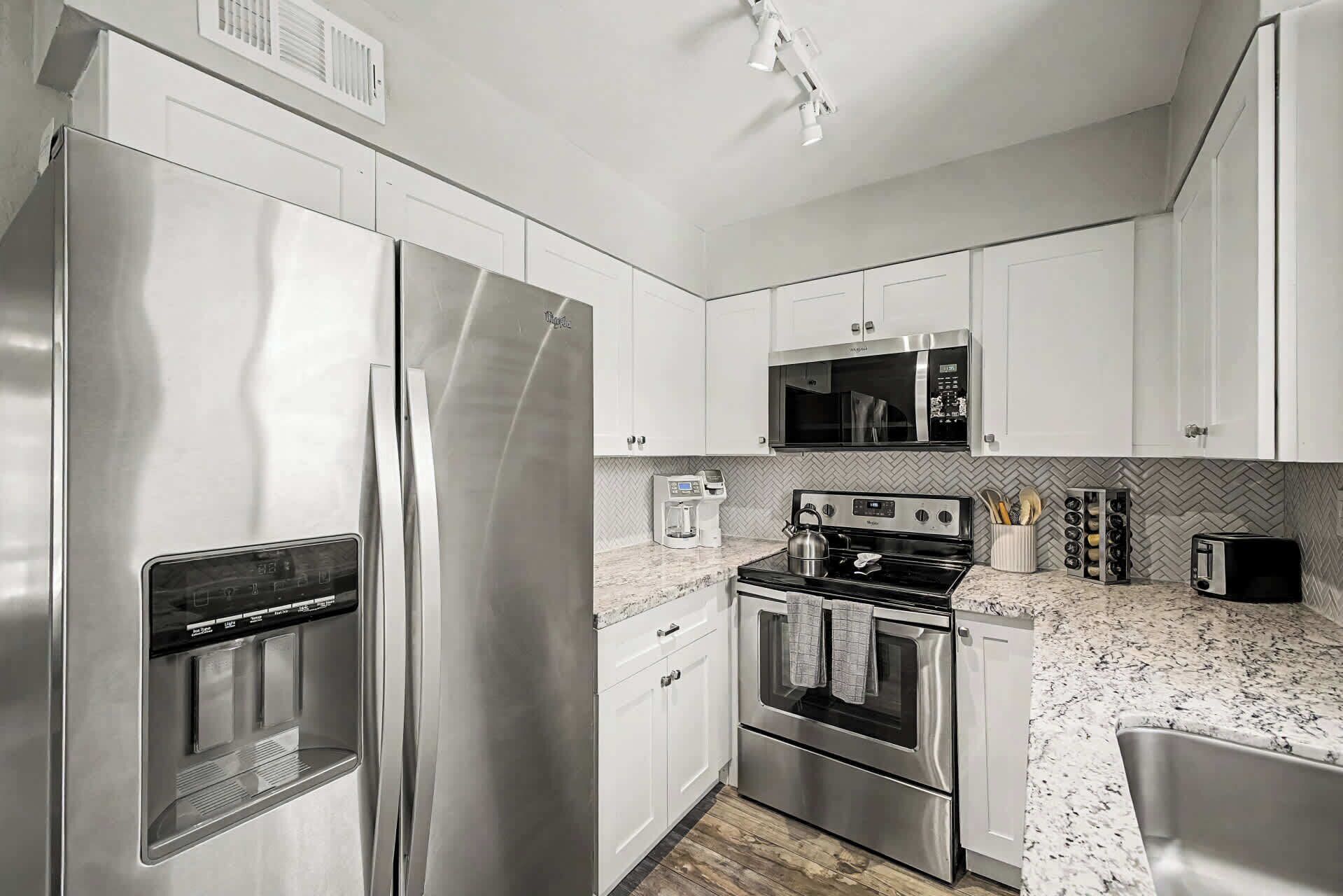 Fridge, oven, stovetop, dishwasher