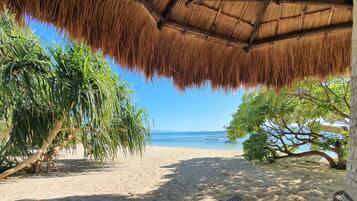 Di pantai dan pasir putih