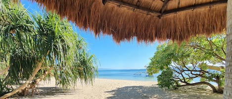 På stranden och vit sandstrand