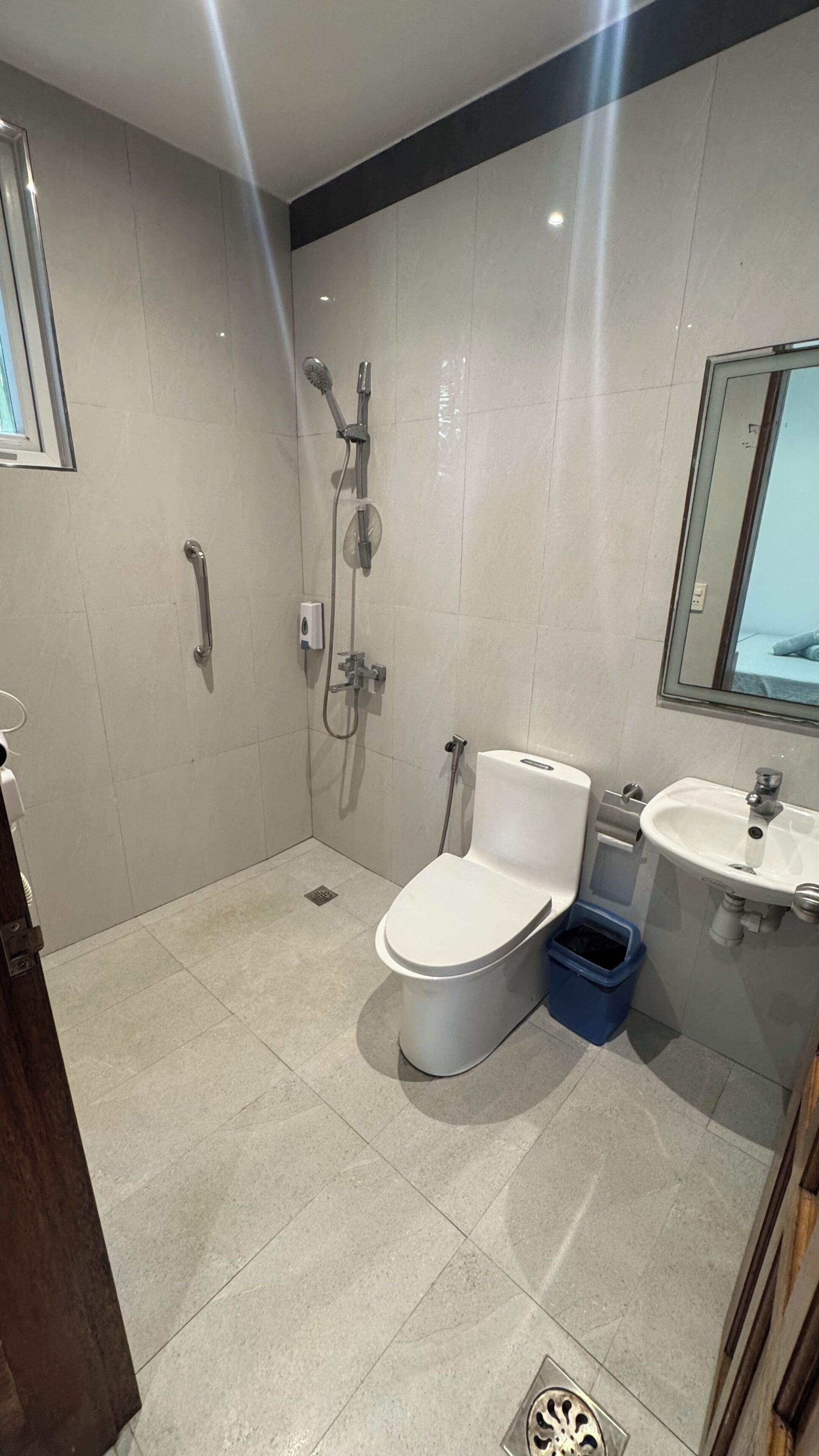 Ein modernes Badezimmer mit Toilette, Bidet, Dusche und Waschbecken.