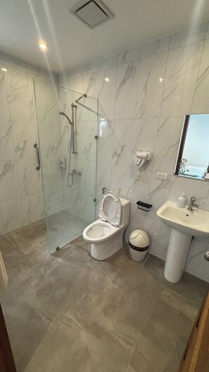 Deluxe Single Room, Balcony, Pool View | Bathroom | Shower, hair dryer, towels, soap - PILI BEACH RESORT AGMANIC (Santa Fe)