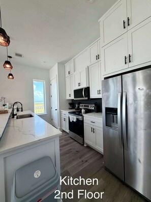 Coffee/tea maker, fridge, microwave, oven - Beach & Bay Views - 4BR Coastal Retreat, Sleeps 16 (Bolivar Peninsula)