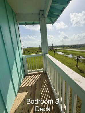 Property grounds - Beach & Bay Views - 4BR Coastal Retreat, Sleeps 16 (Bolivar Peninsula)