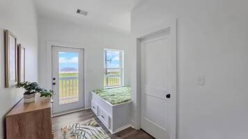 4 bedrooms, iron/ironing board, WiFi, bed sheets