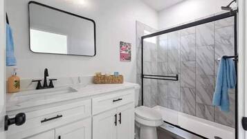 Ducha, secador de pelo, toallas y champú