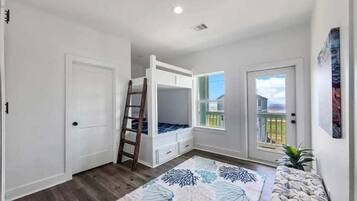 4 bedrooms, iron/ironing board, WiFi, bed sheets